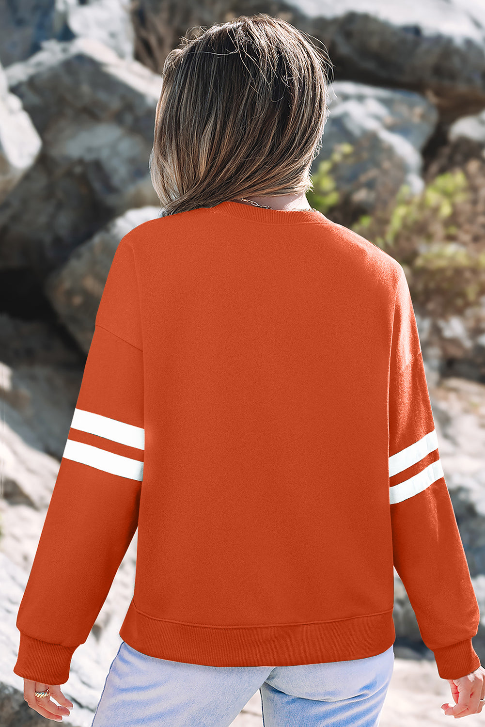 Orangefarbenes Oversize-Sweatshirt mit College-Streifen und überschnittener Schulter
