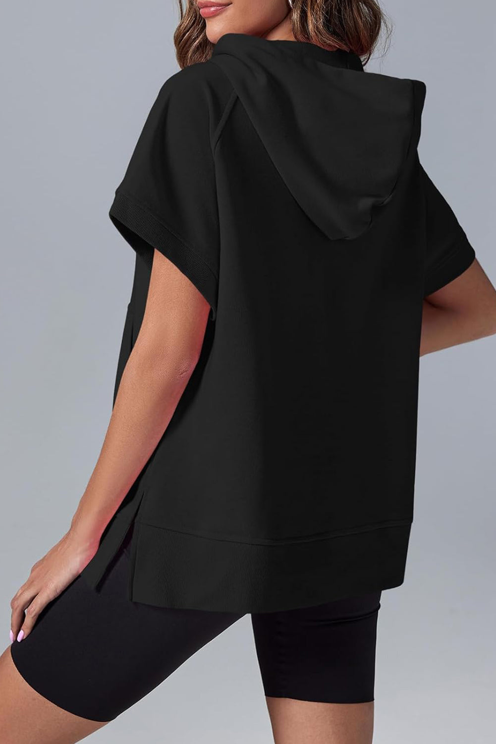Schwarzer, kurzärmliger Hoodie mit halbem Reißverschluss und Kängurutasche