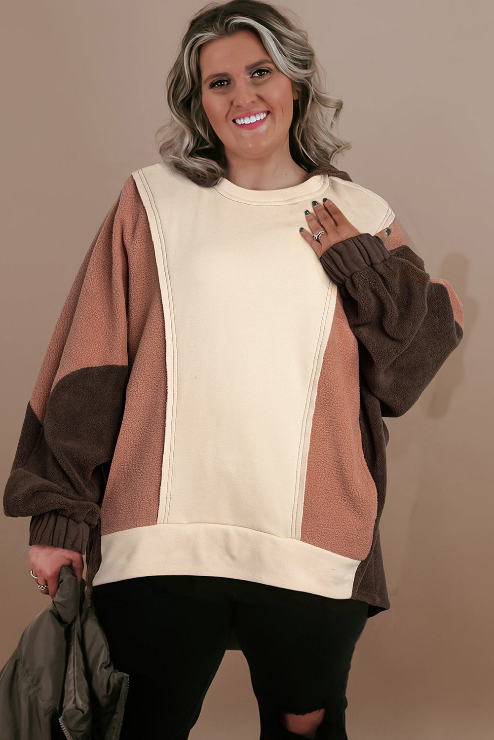 Brauner Hoodie mit sichtbaren Nähten und Farbblockdesign in Übergröße