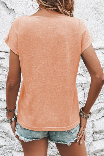 Aprikosenrosa Lässiges T-Shirt mit Fledermausärmeln und Knopfdetail
