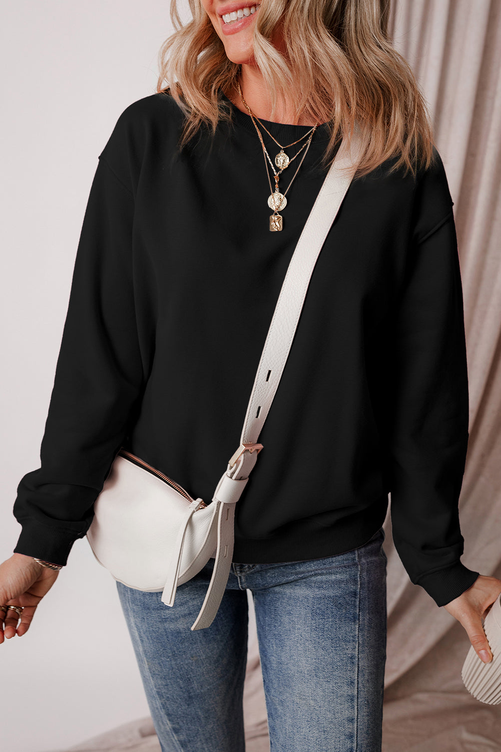 Schwarzes Frottee-Sweatshirt mit einfarbigem Fleecefutter und überschnittener Schulter