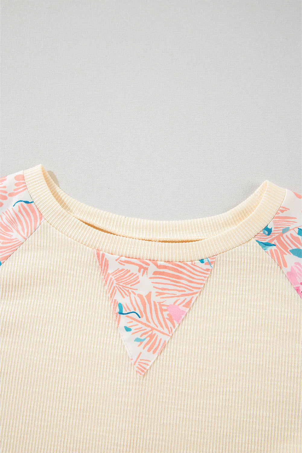 Aprikosenfarbene Bluse mit strukturiertem Patchwork und Ballonärmeln