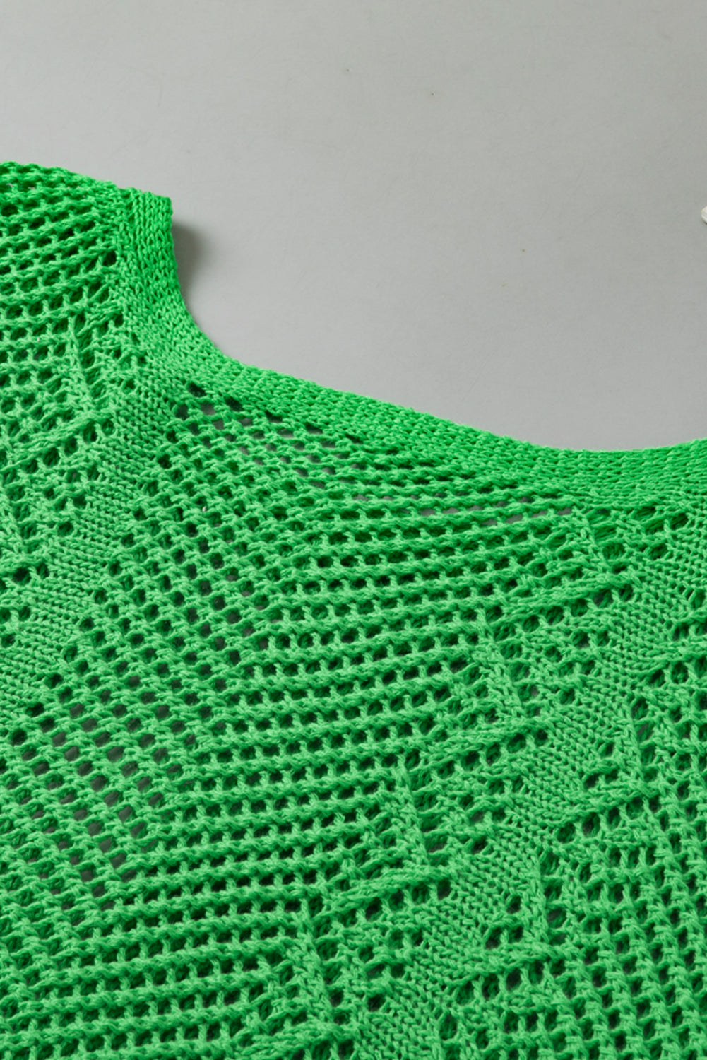 Grünes, kurzärmliges Pointelle-Stricktop mit Muschelsaum
