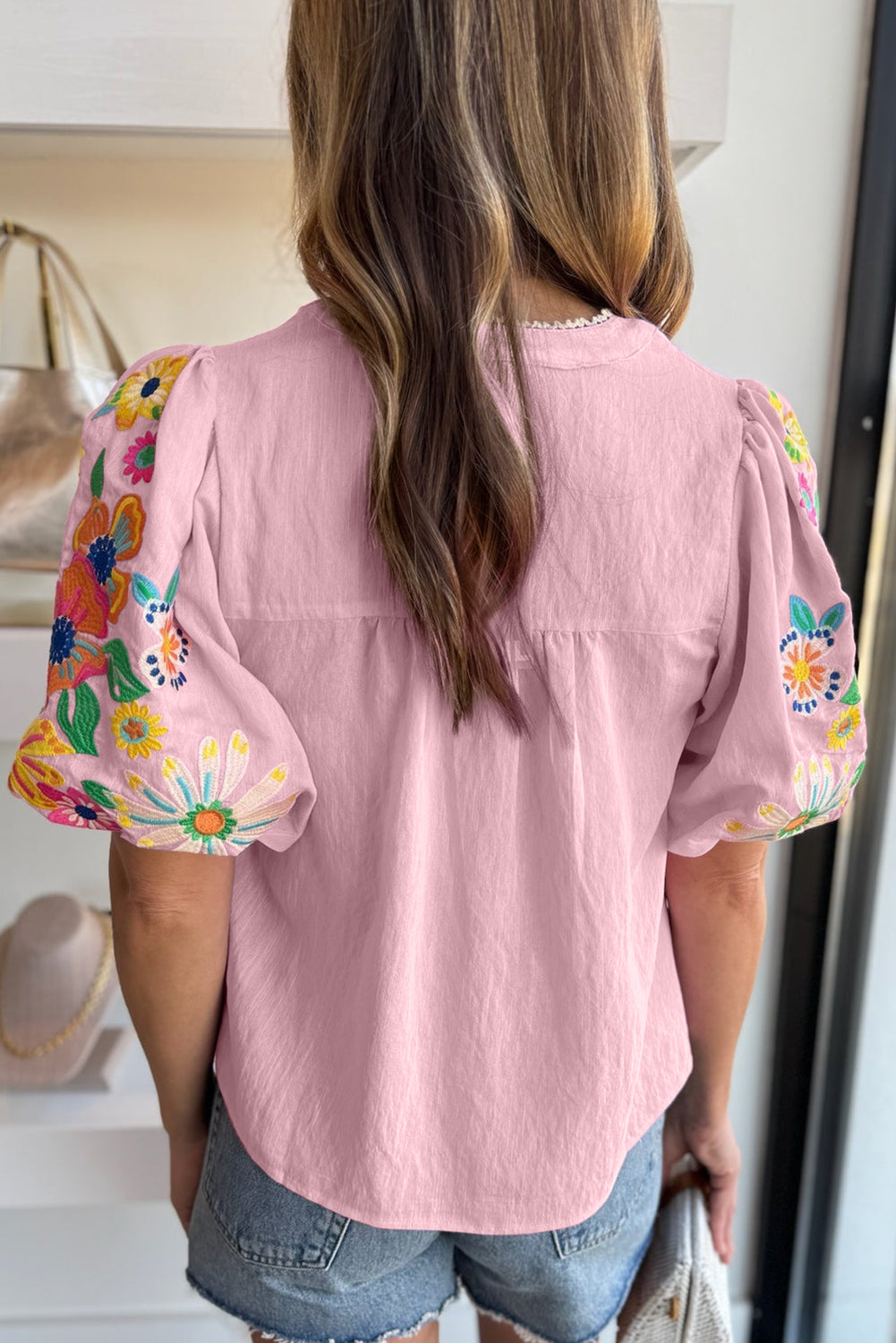 Rosa Bluse mit Blumenstickerei, Puffärmeln und Schlitz am Ausschnitt