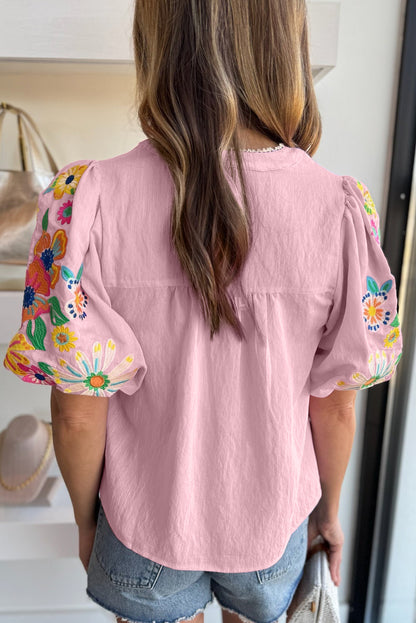 Rosa Bluse mit Blumenstickerei, Puffärmeln und Schlitz am Ausschnitt