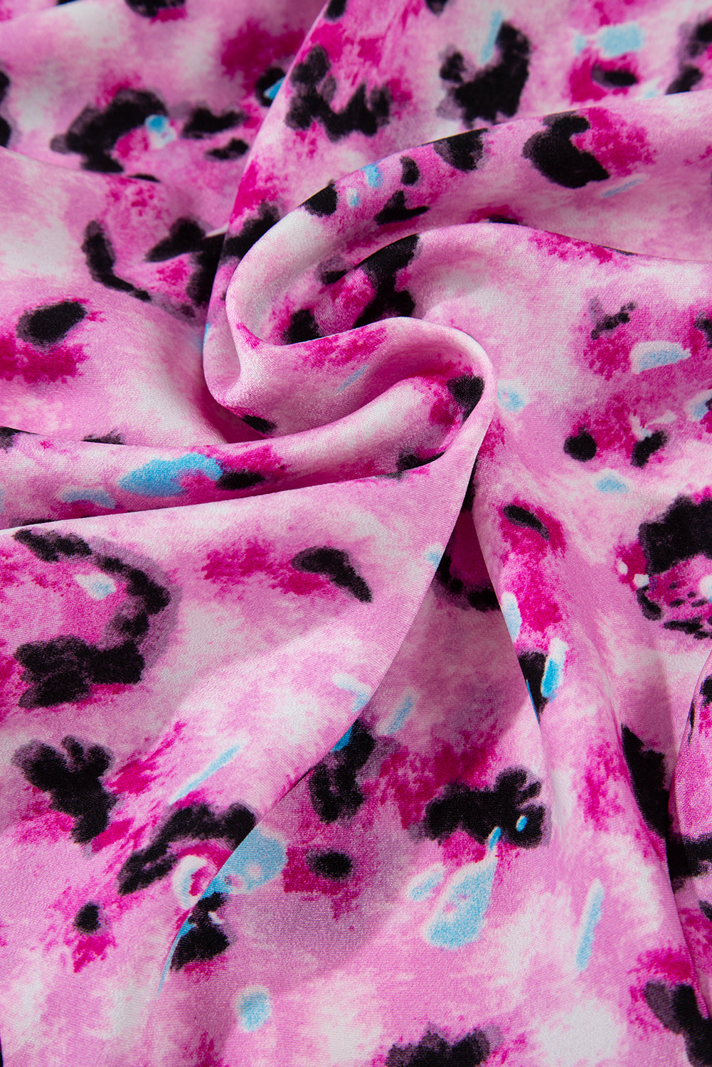 Kleid mit rosa Leopardenmuster, geknöpfter Vorderseite und 3/4-Ärmeln, gestuftem Rüschensaum