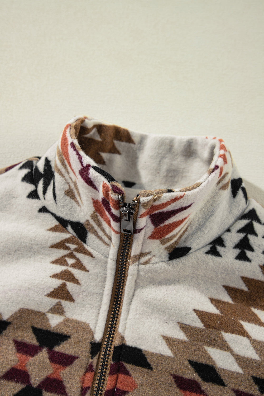 Beige Jacke mit Stehkragen und Reißverschluss im Aztekenmuster