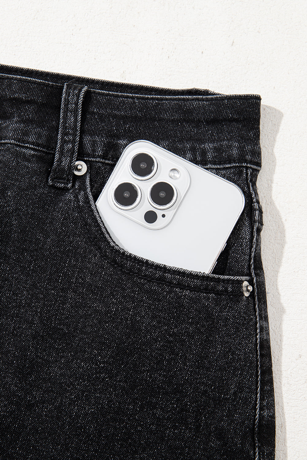 Carbongrauer, zerrissener Minirock aus Mineralwasch-Denim mit offenem Saum