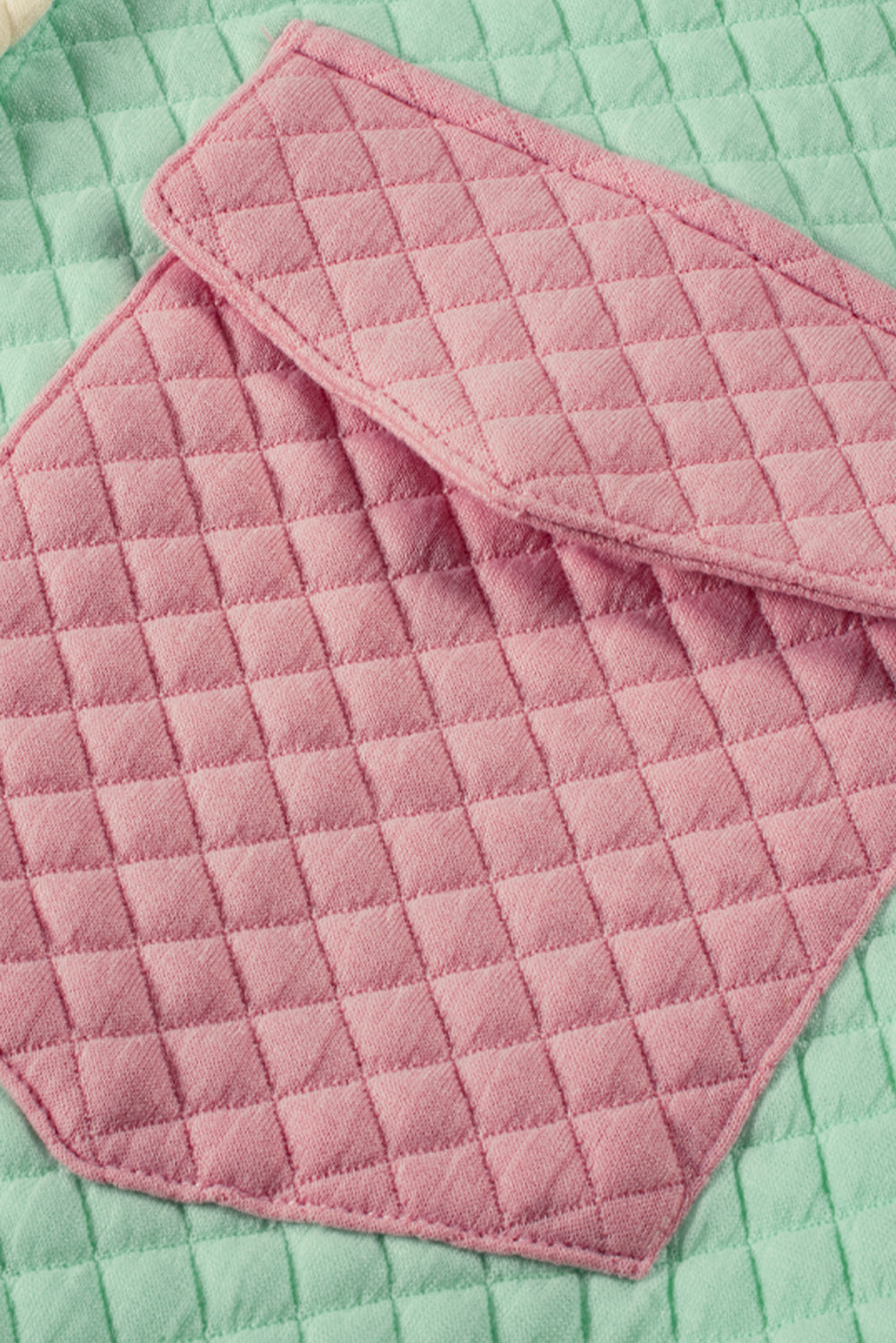 Grüne Steppjacke mit Patchwork-Patchwork-Klappentasche und Farbblock