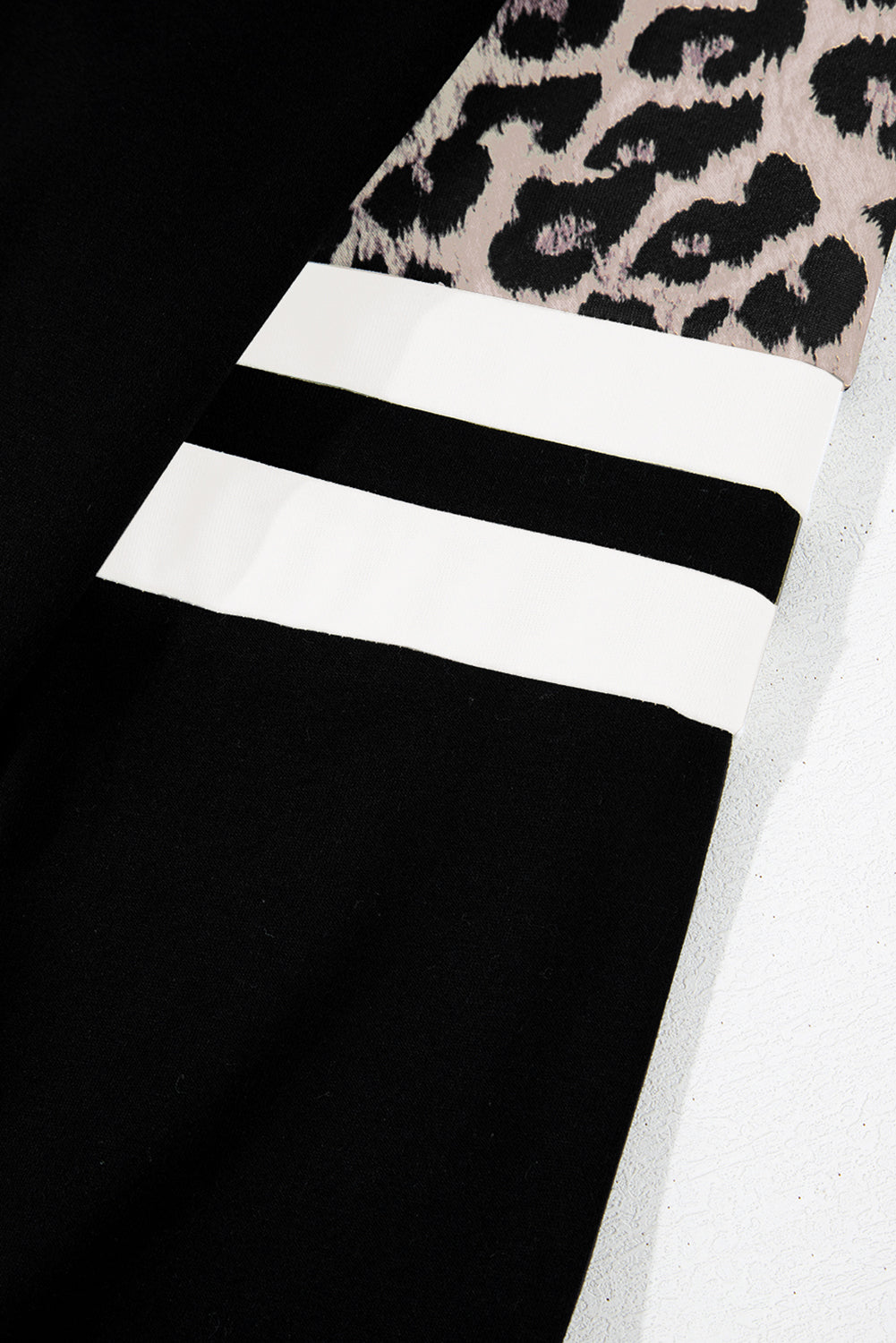Schwarzes Sweatshirt mit Raglanärmeln und Farbblockdesign mit Leopardenmuster