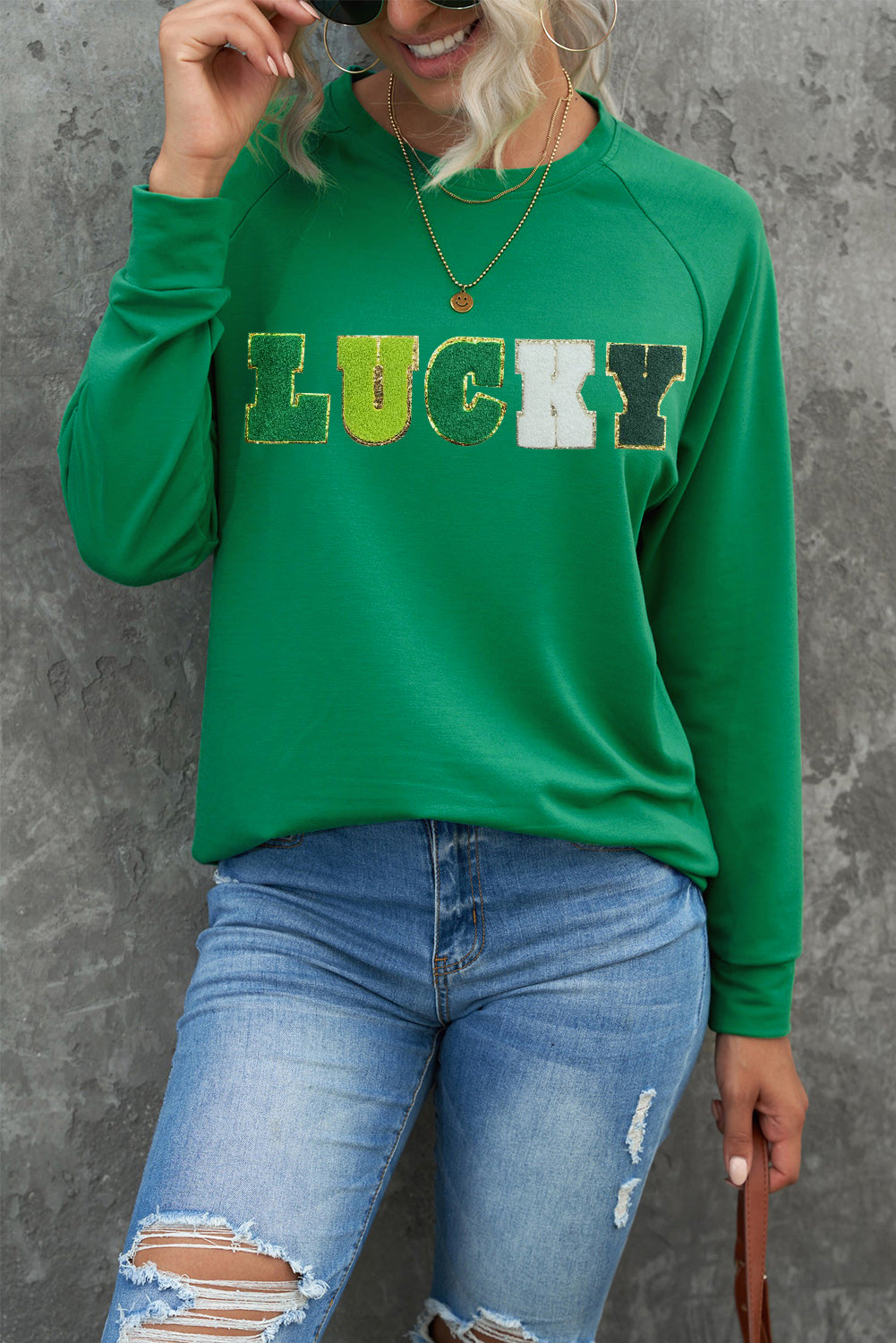 Grünes St. Patricks LUCKY Chenille-Sweatshirt mit bestickter Grafik