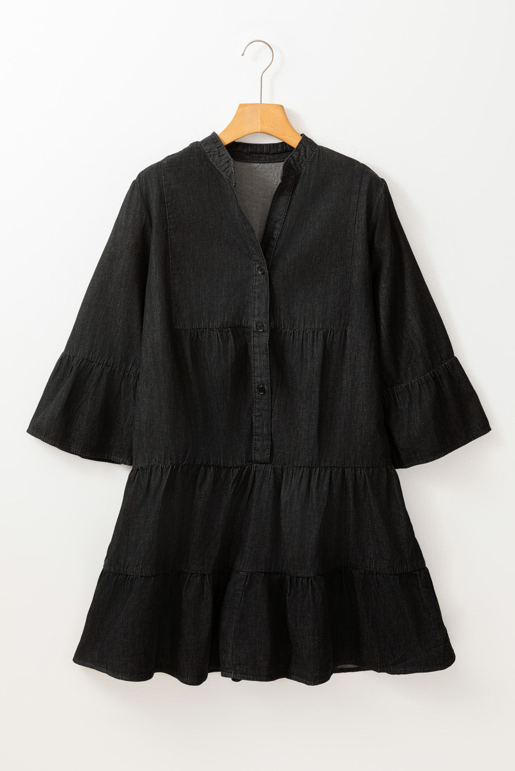 Schwarzes Chambray-Minikleid mit Rüschen, 3/4-Ärmeln, Stufen und V-Ausschnitt