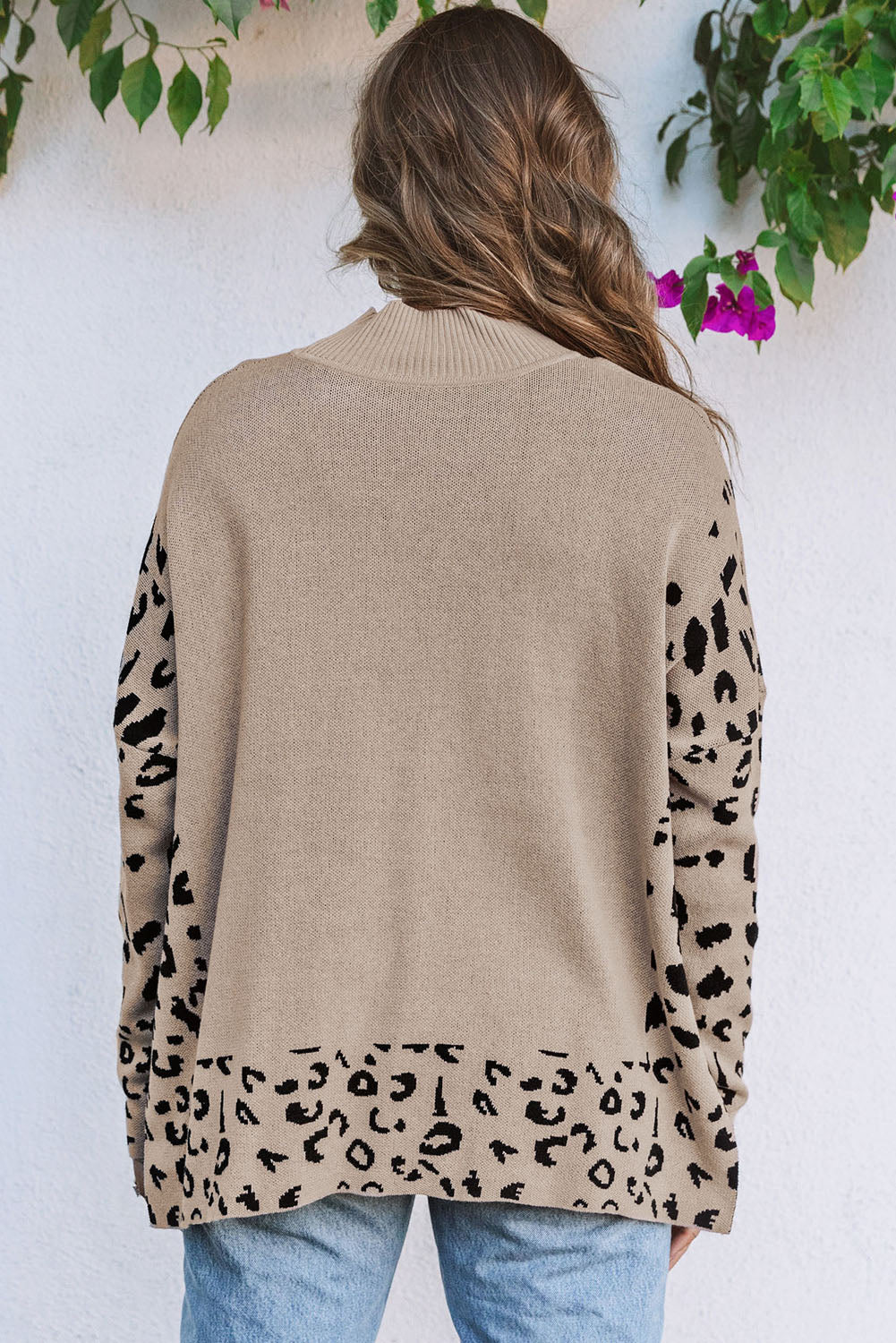 Khakifarbener Oversize-Pullover mit Leopardenmuster und hohem Kragen sowie Seitenschlitz