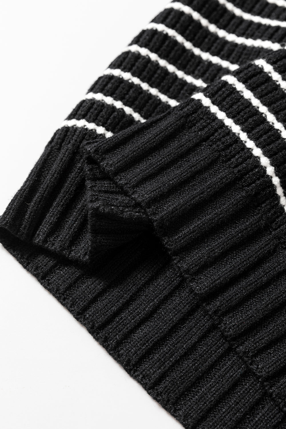 Schwarzes, gestreiftes Umlege-Tanktop mit V-Ausschnitt