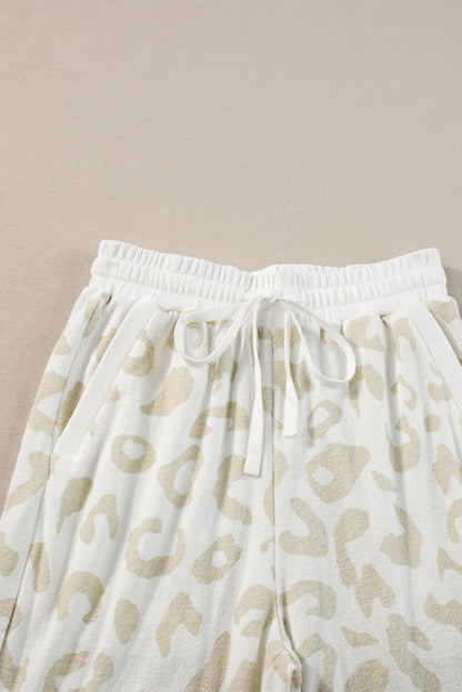 Lounge-Set aus weißem Pullover mit Leopardenmuster und Hose mit Kordelzug