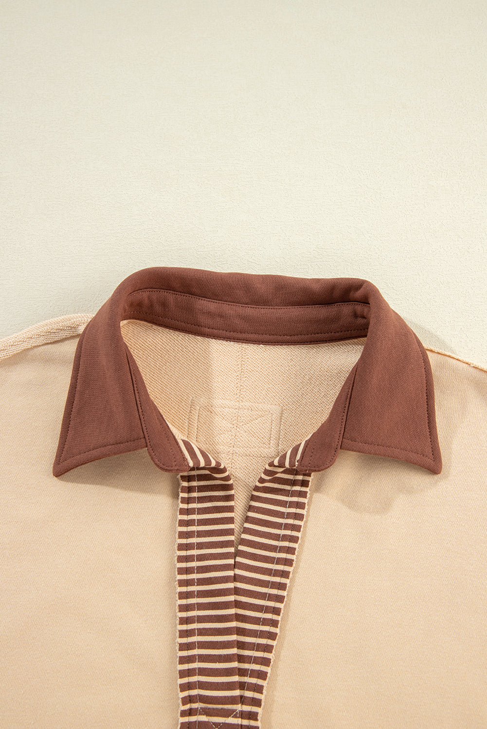 Helles French Beige gestreiftes Sweatshirt mit Colorblock-Patchwork-Kragen