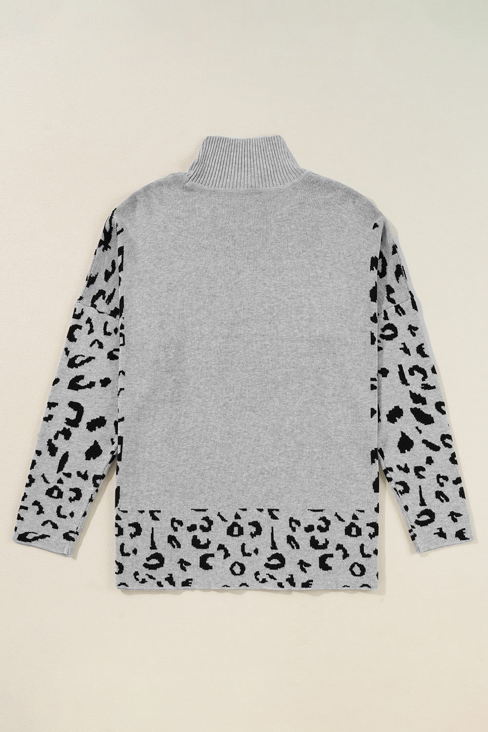 Grauer Oversize-Pullover mit Leopardenmuster und hohem Halsausschnitt und Seitenschlitz
