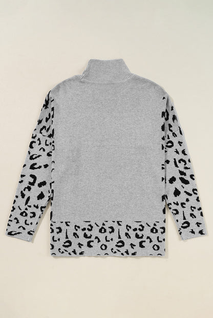 Grauer Oversize-Pullover mit Leopardenmuster und hohem Halsausschnitt und Seitenschlitz
