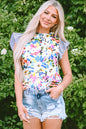 Hellblaue Bluse mit Blumenmuster und Streifen und Rüschenärmeln