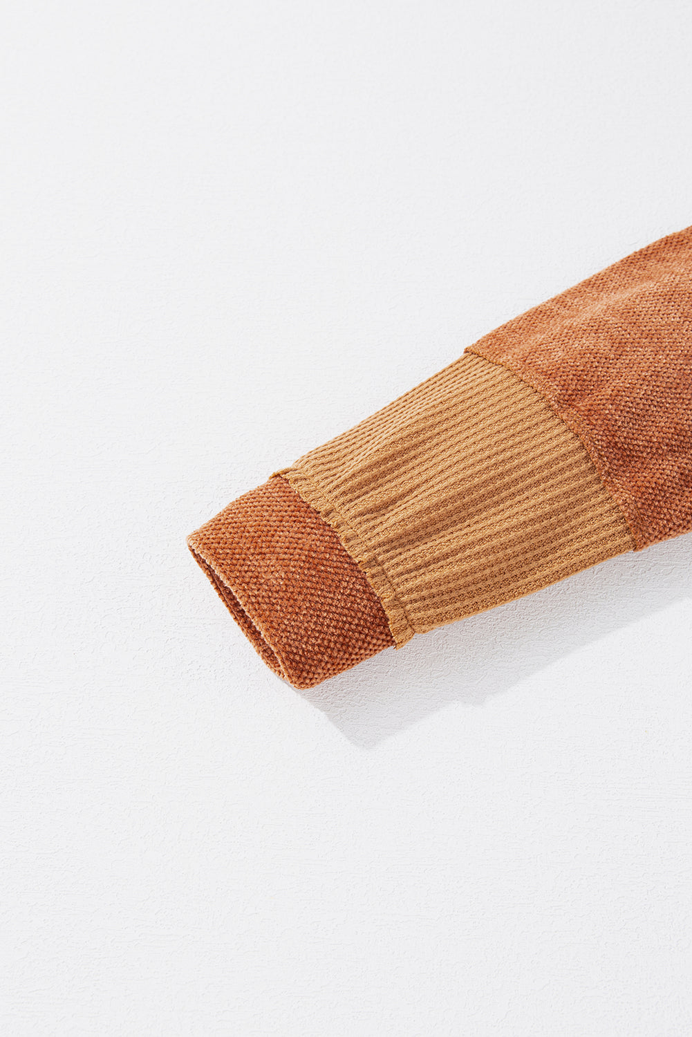 Orangefarbenes Henley-Oberteil aus Waffelstrick mit kontrastierenden Flicken und sichtbaren Nähten