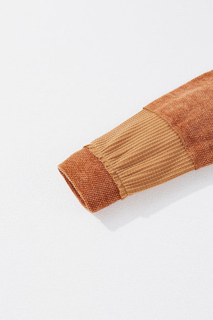 Orangefarbenes Henley-Oberteil aus Waffelstrick mit kontrastierenden Flicken und sichtbaren Nähten