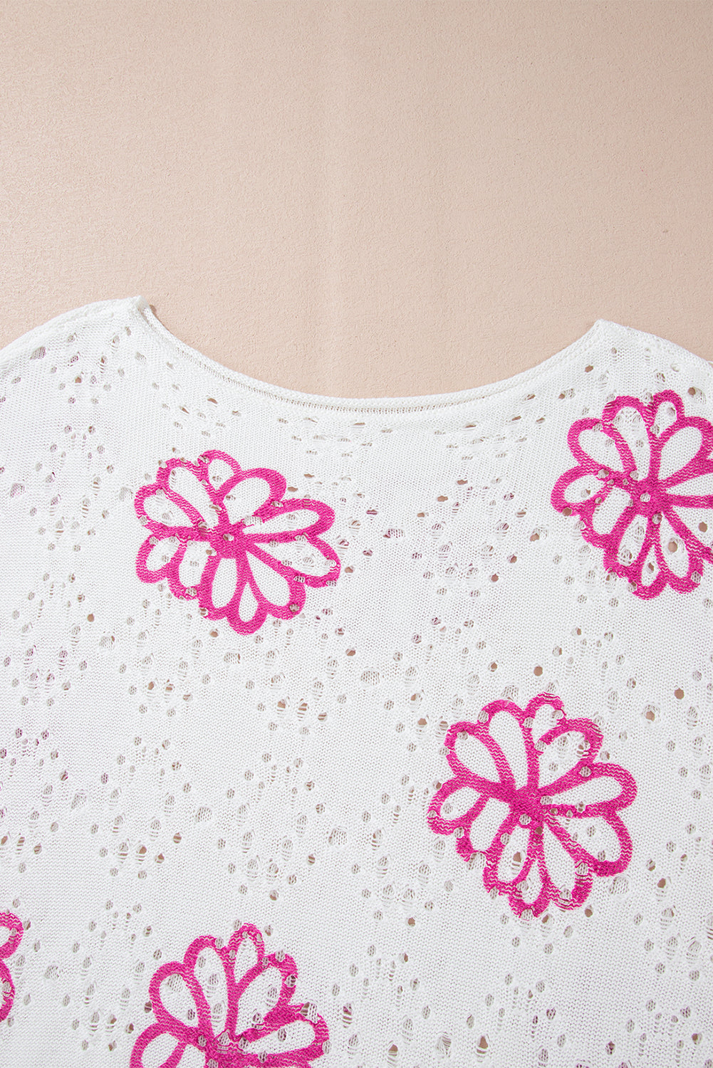 Weißer Pullover mit kontrastierendem Blumenmuster und überschnittener Schulter