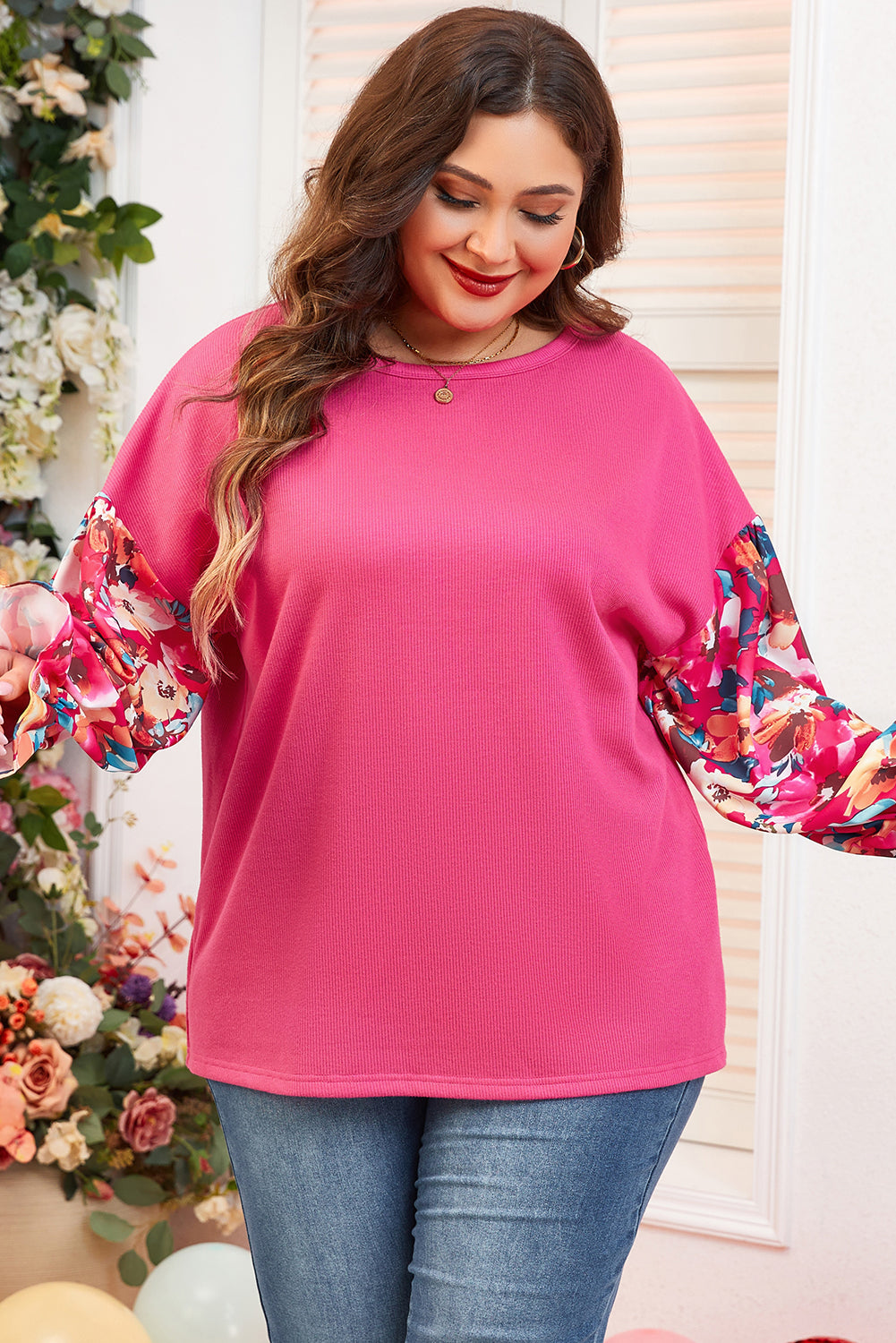 Hellrosa Rippstrick-Plus-Top mit Patchwork-Blumenmuster und Volantärmeln
