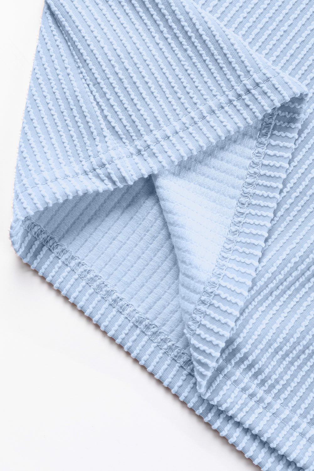 Hellblaues T-Shirt mit gerippter Struktur und Colorblock-Muster