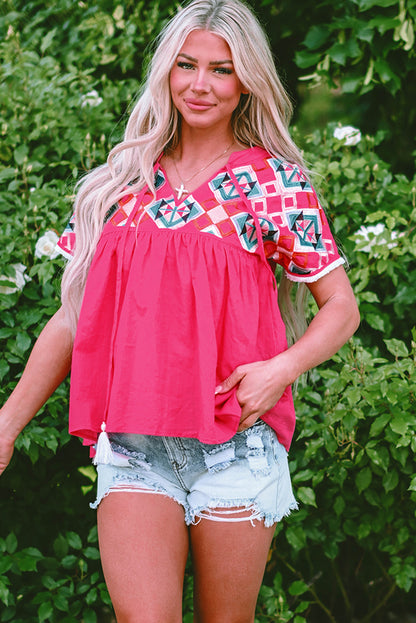 Erdbeerrosa Bluse mit V-Ausschnitt und geometrischer Stickerei, Quaste und Schleife