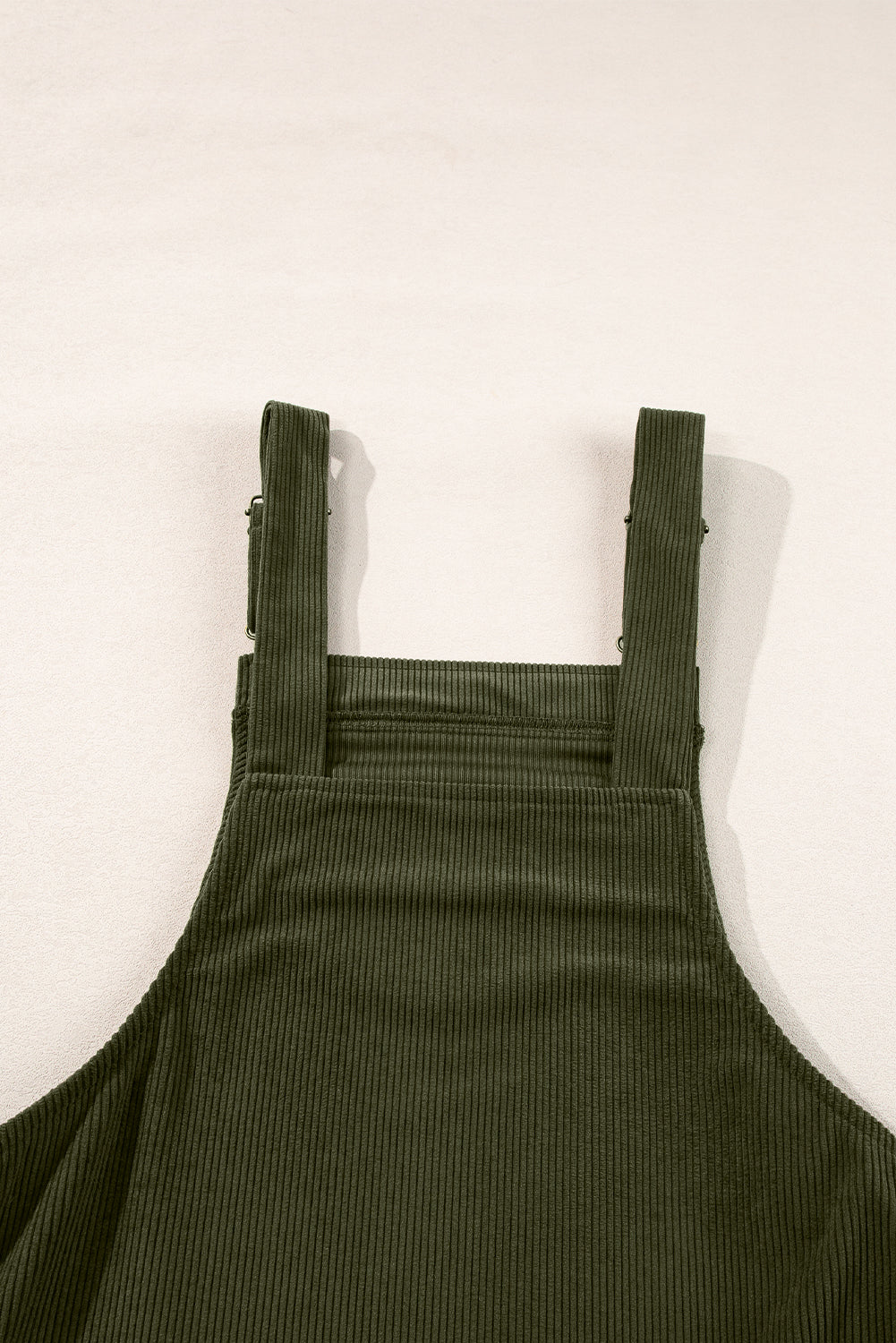 Vineyard Green – Ärmelloses Cord-Overallkleid mit einfarbigen Vordertaschen