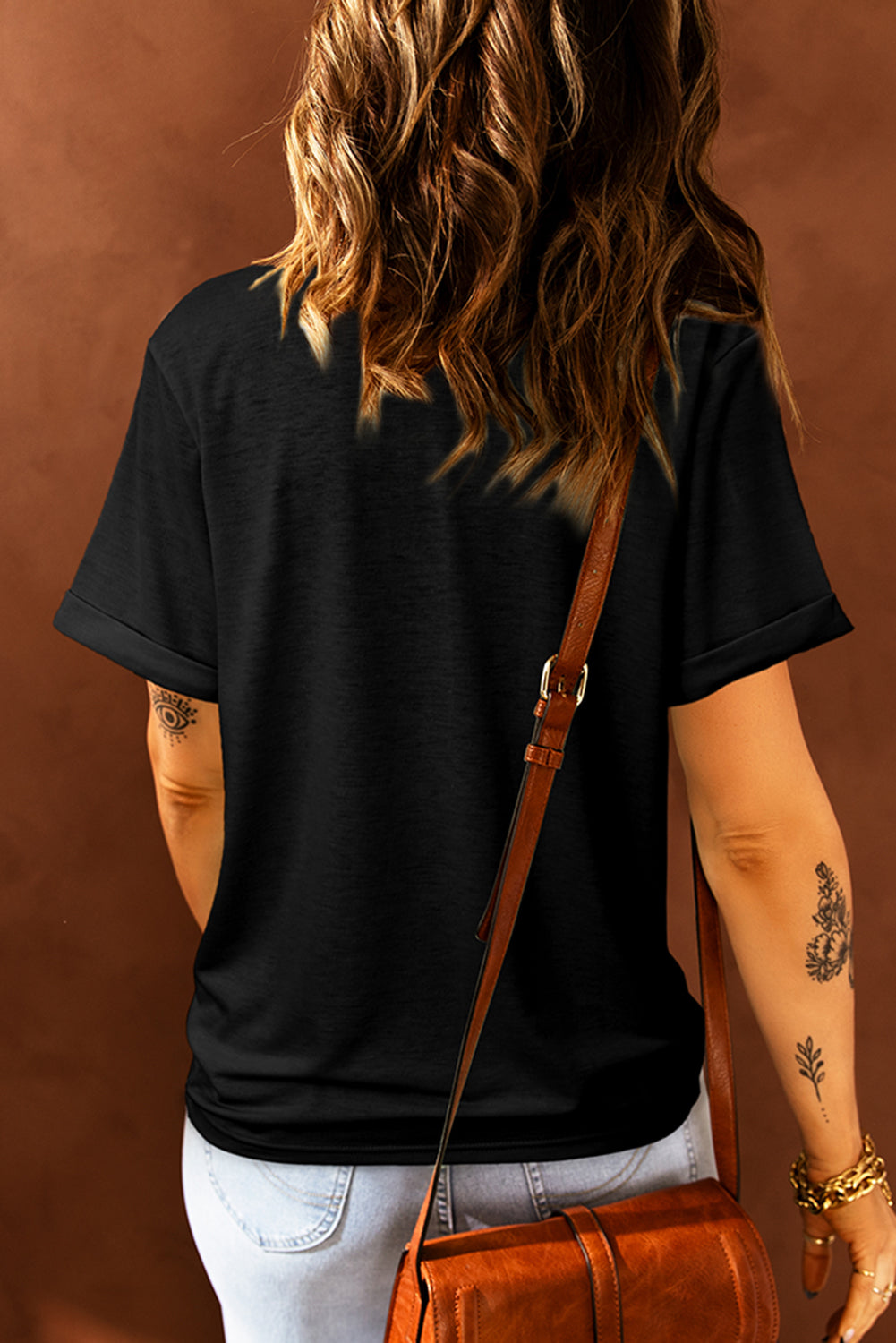 Schwarzes T-Shirt mit Kleeblatt-Stickerei und Rundhalsausschnitt
