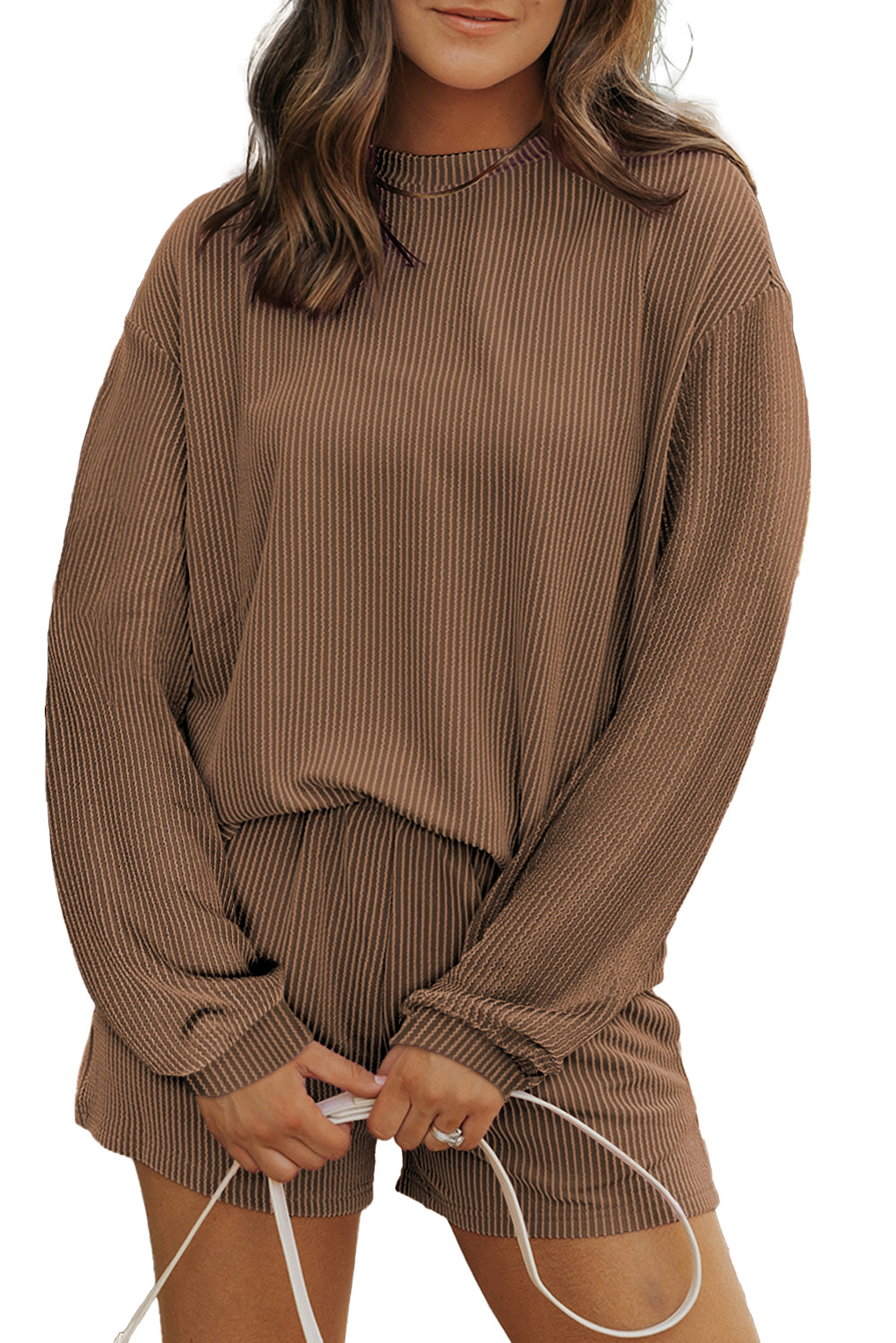 Kastanienbraunes Set aus langärmligem Strickoberteil und Shorts mit hoher Taille
