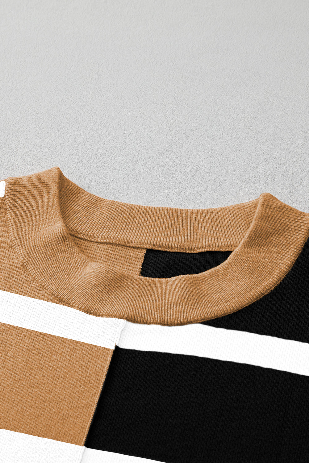 Hellbeiger Oversize-Pullover mit Farbblockdesign