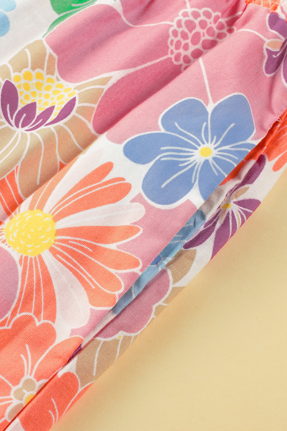 Rosafarbene, lockere Hose mit gesmoktem Bund und Blumenmuster