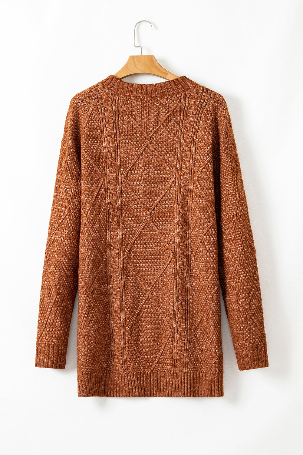 Kaffeebraunes, locker sitzendes Pulloverkleid mit Zopfmuster und überschnittener Schulter