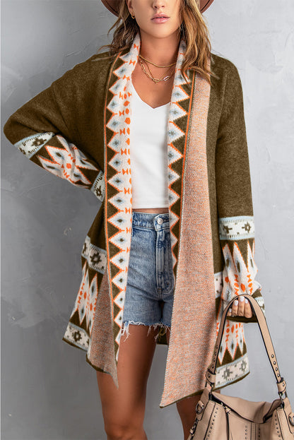 Braune Strickjacke mit offenem Vorderteil und Aztekenmuster