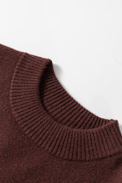 Kaffeebraunes, schmal geschnittenes Pulloverkleid mit Stehkragen und Seitenschlitz