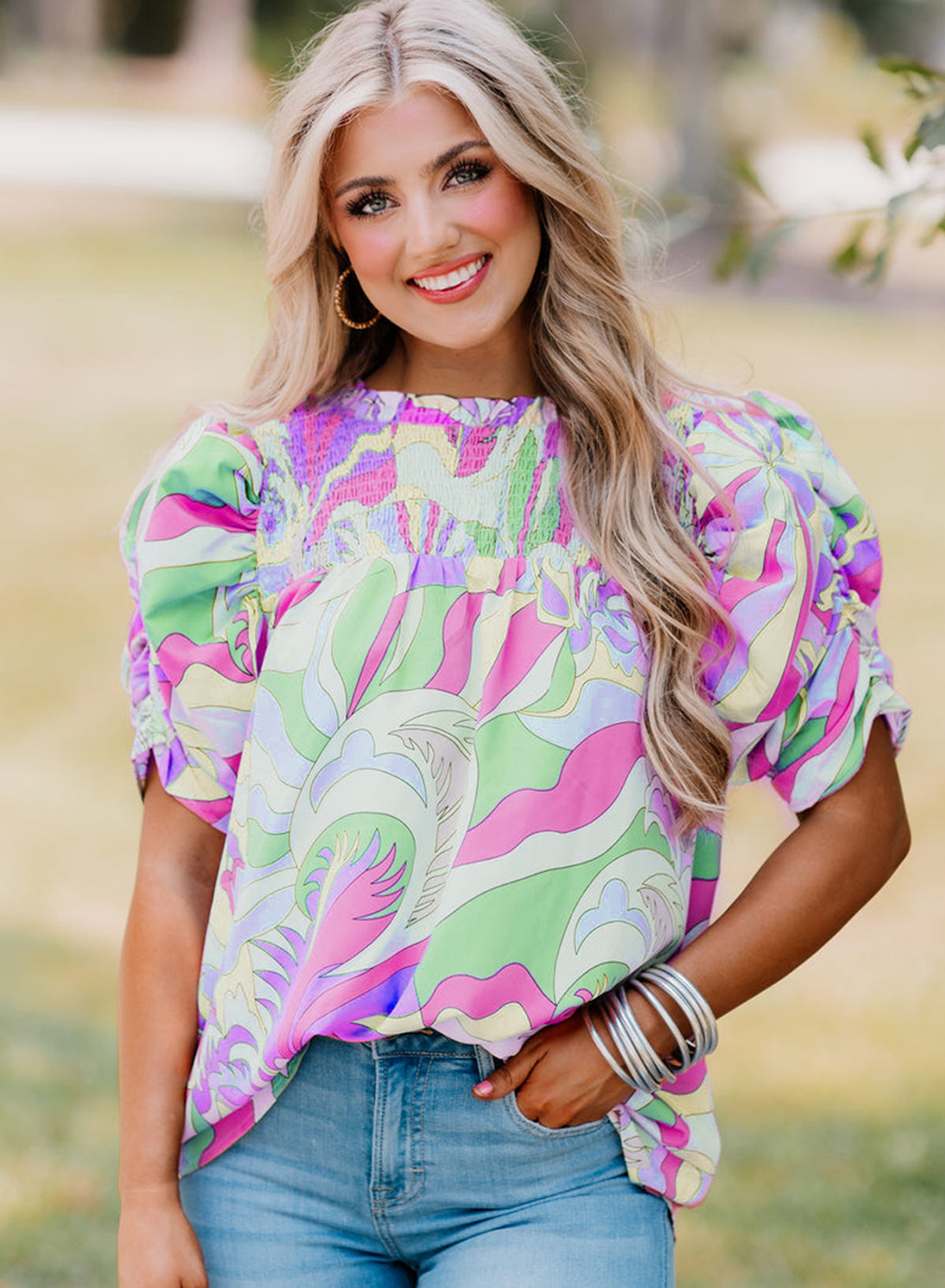 Grüne Bluse mit abstraktem Print und Puffärmeln