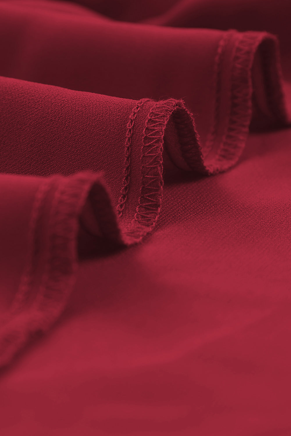 Langärmliges Minikleid mit Rüschen und V-Ausschnitt