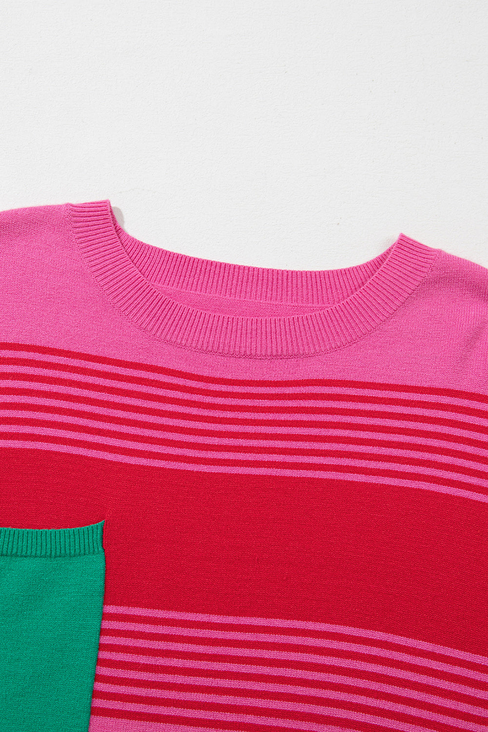 Rosa gestreifter Strickpullover mit aufgesetzten Taschen und überschnittener Schulter