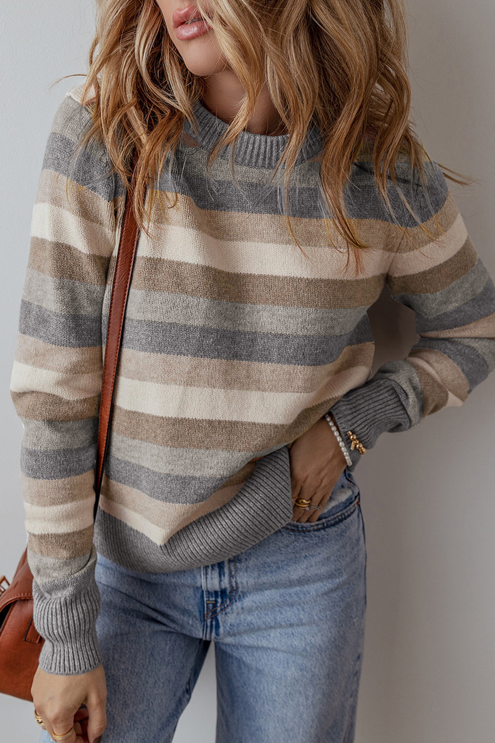 Grau gestreifter Pullover mit Farbblock und geripptem Rand und Rundhalsausschnitt