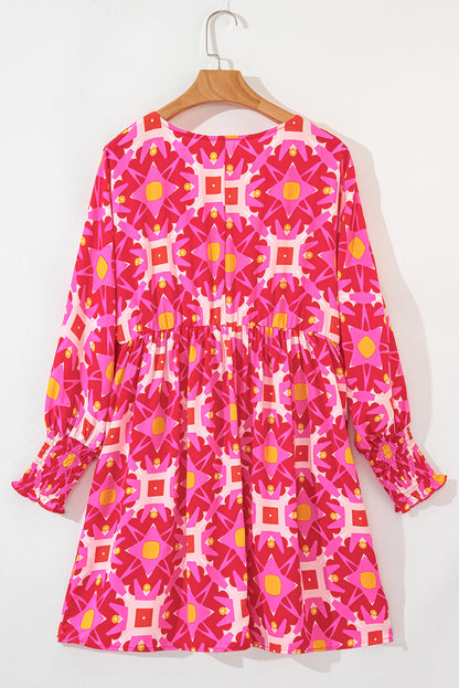 Erdbeerrosa gesmoktes Minikleid mit langen Ärmeln und geometrischem Print
