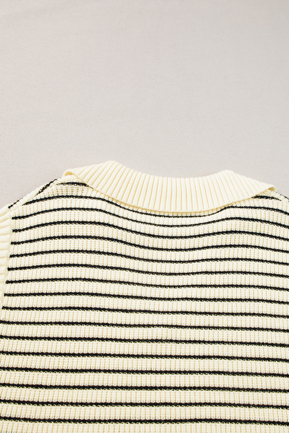 Beiges gestreiftes Umlege-Tanktop mit V-Ausschnitt