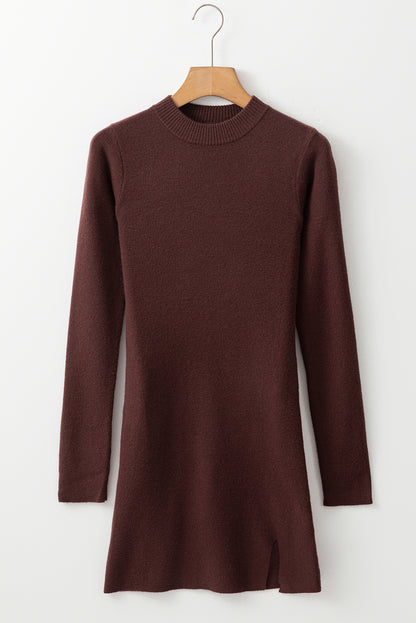 Kaffeebraunes, schmal geschnittenes Pulloverkleid mit Stehkragen und Seitenschlitz