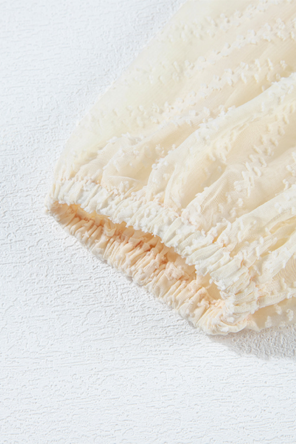 Aprikosenfarbenes Minikleid mit V-Ausschnitt, transparenten Puffärmeln und Knoten