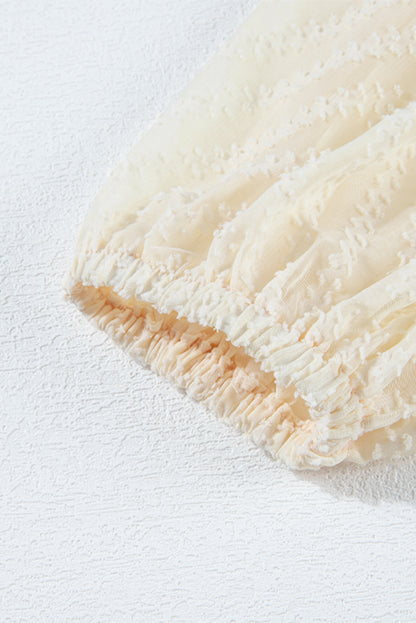 Aprikosenfarbenes Minikleid mit V-Ausschnitt, transparenten Puffärmeln und Knoten