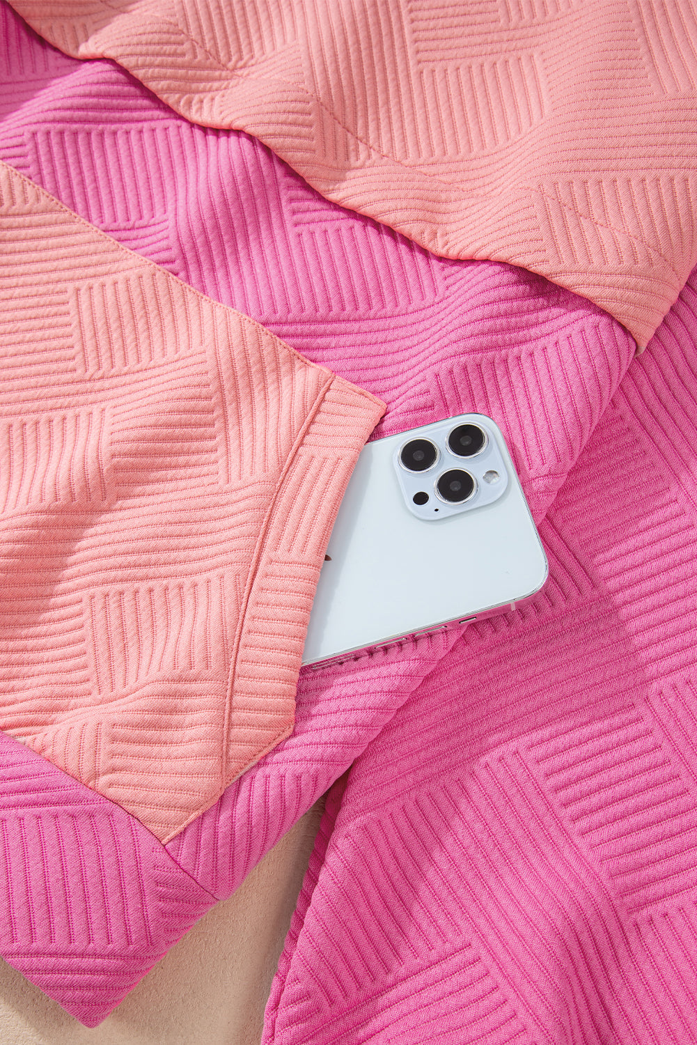 Rosafarbener Hoodie mit strukturiertem Farbblockdesign und Kängurutasche und überschnittener Schulter
