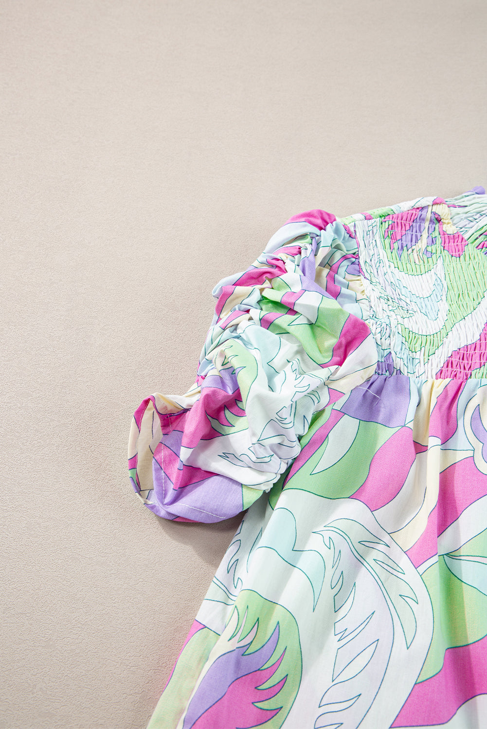Grüne Bluse mit abstraktem Print und Puffärmeln