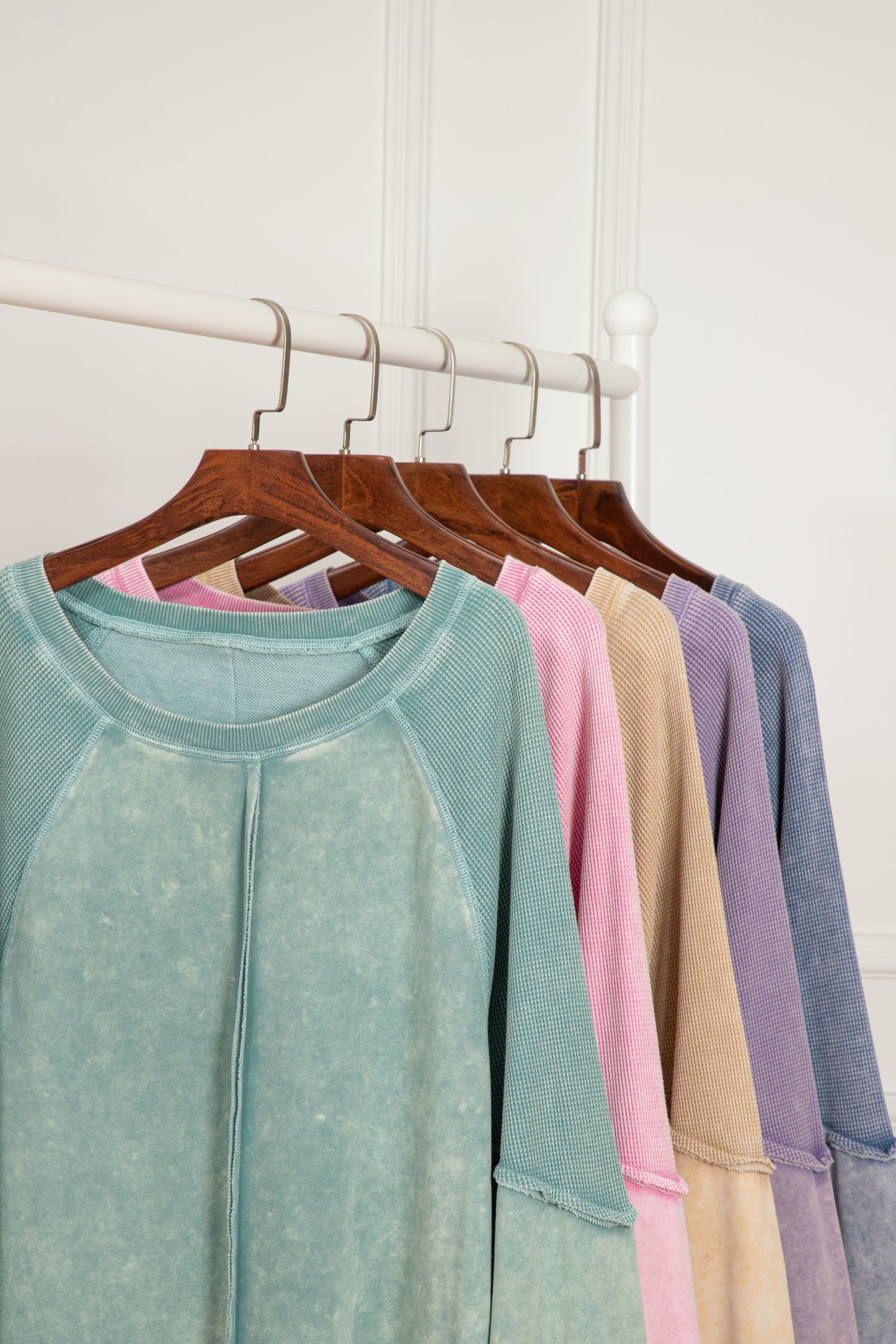 Schwarzes Sweatshirt mit Raglanärmeln und Waffelstrick-Patchworkmuster