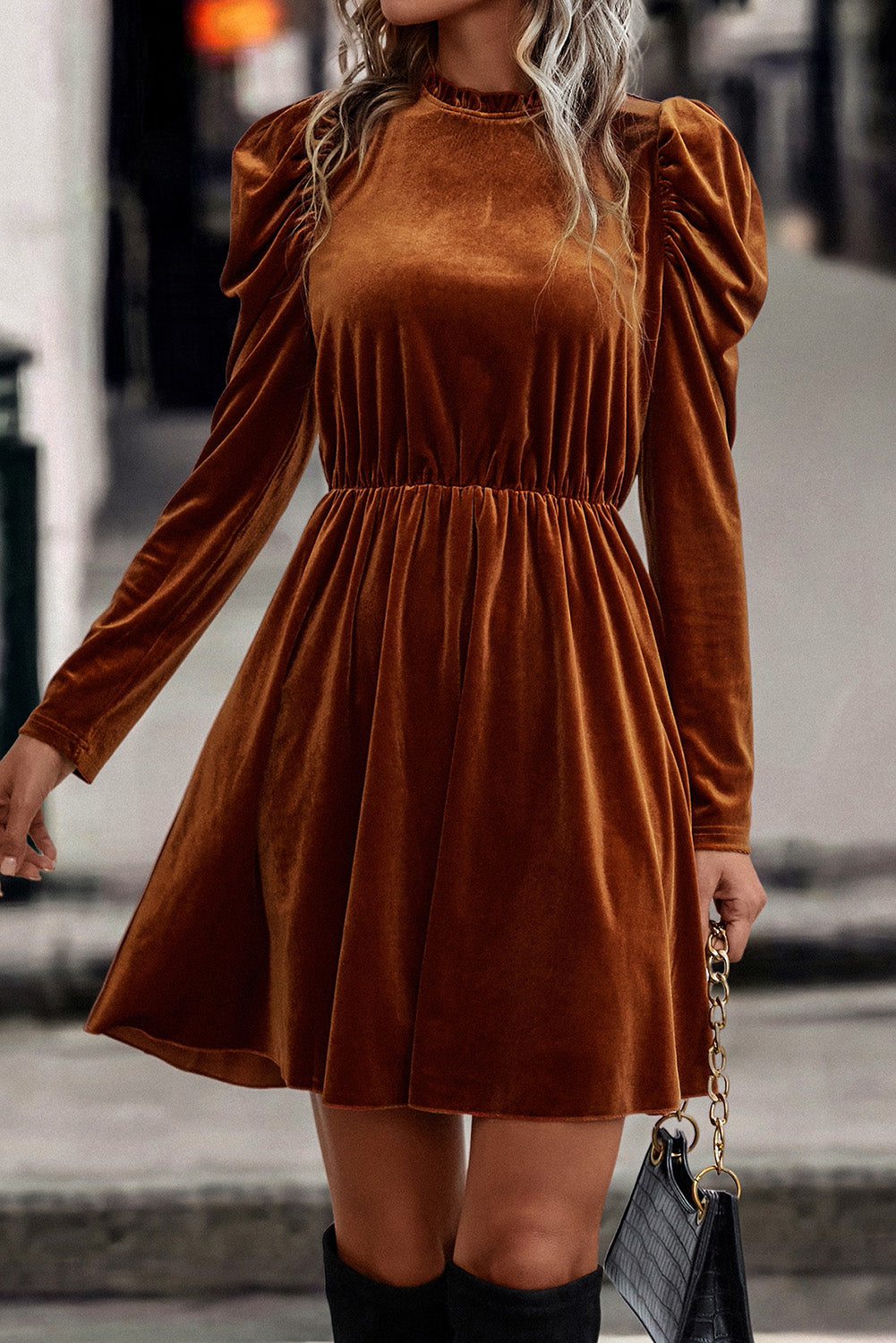 Kastanienbraunes Swing-Kleid aus Samt mit Rüschenkragen und Gigot-Ärmeln